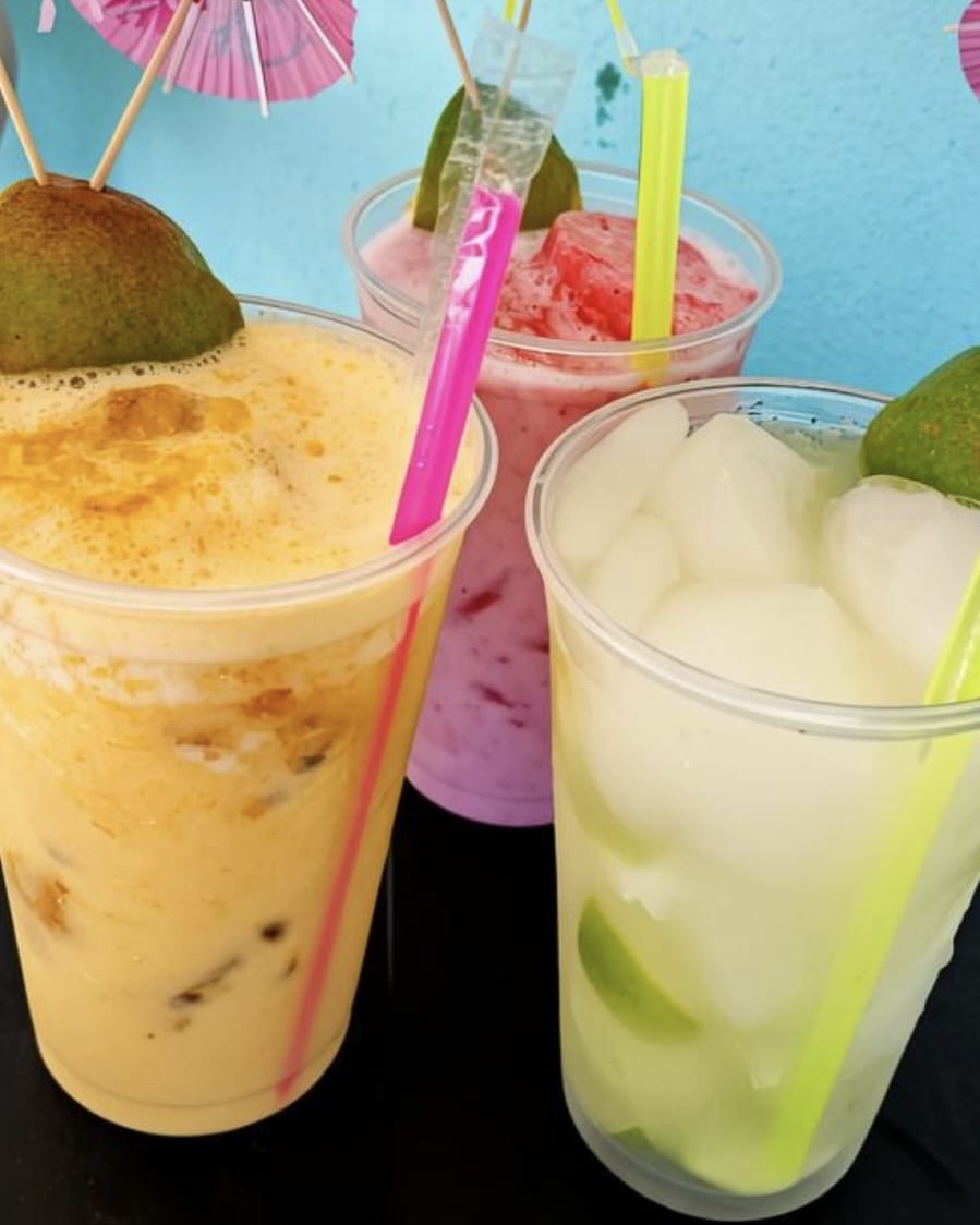 Caipirinhas de maracujá, morango e limão lado a lado
