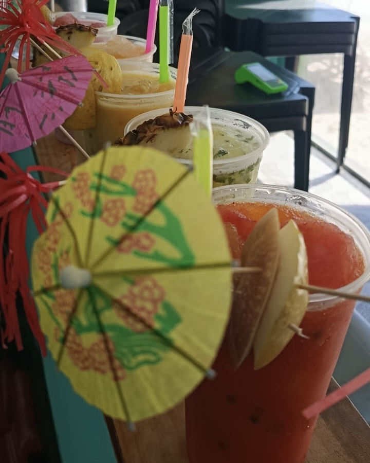Copos de caipirinha decorados com sombrinhas de papel